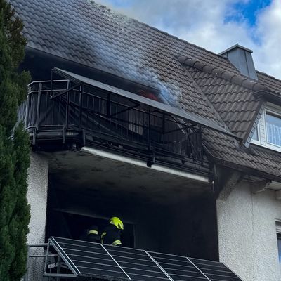 FW Wenden: Zimmerbrand in Wenden: Feuer greift von Balkon auf Wohnung und Dach über