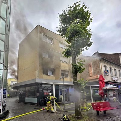 FW Grevenbroich: Feuerwehr rettet zwölf Personen bei Kellerbrand in Grevenbroich