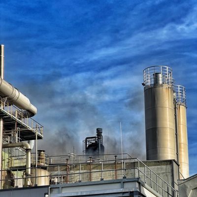 FW-NE: Feuer in Industriehalle im Neusser Hafengebiet | Maschinenbrand greift auf Dach über | Zwei Personen verletzt