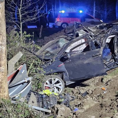 Feuerwehr Goch: Drei Schwerverletzte nach Verkehrsunfall auf dem Hülmer Deich