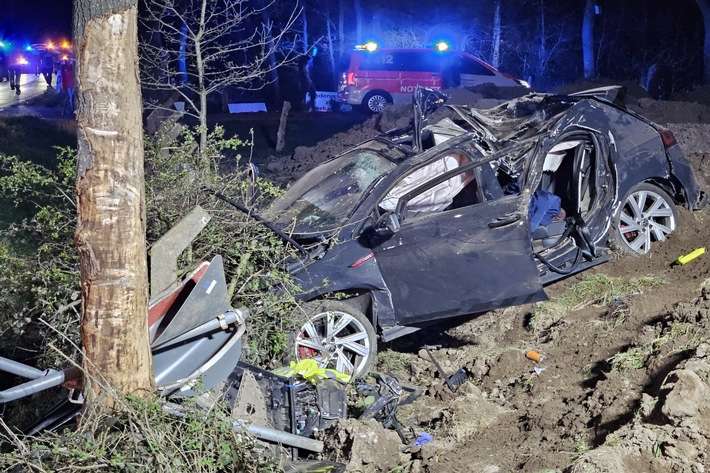 Feuerwehr Goch: Drei Schwerverletzte nach Verkehrsunfall auf dem Hülmer Deich