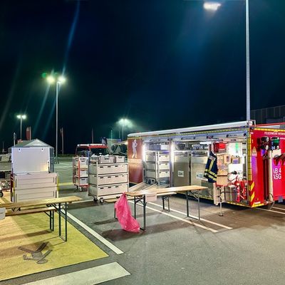 FW Weinheim: Gefahrguteinsatz in Edingen-Neckarhausen. Feuerwehr Weinheim unterstützt mit Atemschutzgeräteträgern und dem Abrollbehälter Atemschutz.