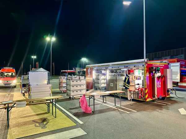 FW Weinheim: Gefahrguteinsatz in Edingen-Neckarhausen. Feuerwehr Weinheim unterstützt mit Atemschutzgeräteträgern und dem Abrollbehälter Atemschutz.
