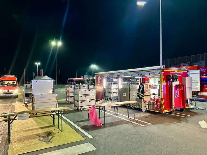 FW Weinheim: Gefahrguteinsatz in Edingen-Neckarhausen. Feuerwehr Weinheim unterstützt mit Atemschutzgeräteträgern und dem Abrollbehälter Atemschutz.