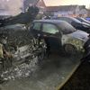 FW Bergheim: Feuerwehr löscht brennende Fahrzeuge in Bergheim Zwei PKW brannten auf Parkplatz - Auch angrenzende Hecke betroffen