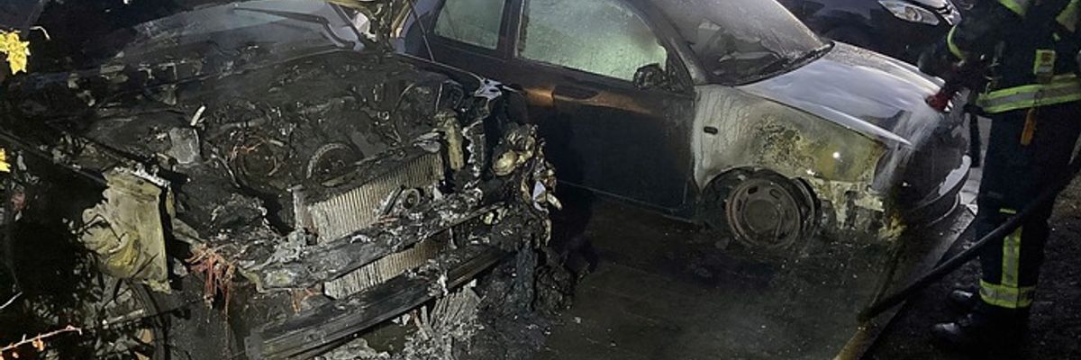 FW Bergheim: Feuerwehr löscht brennende Fahrzeuge in Bergheim Zwei PKW brannten auf Parkplatz - Auch angrenzende Hecke betroffen