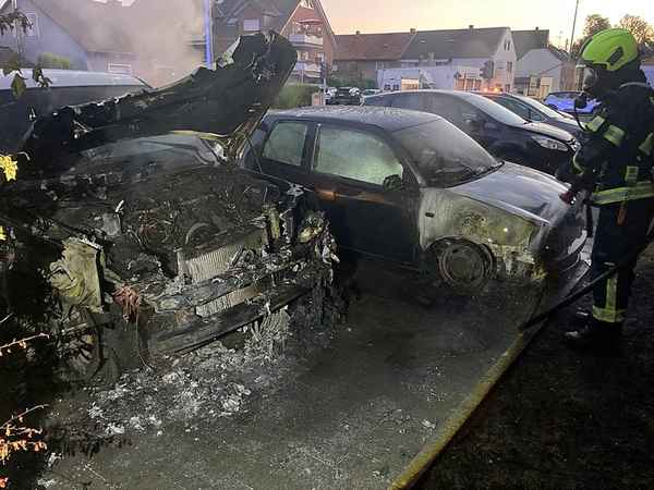 FW Bergheim: Feuerwehr löscht brennende Fahrzeuge in Bergheim Zwei PKW brannten auf Parkplatz - Auch angrenzende Hecke betroffen