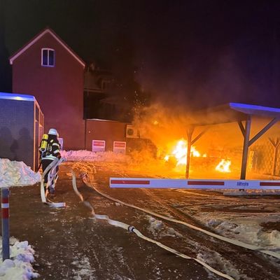 FW-AUR: Zeitgleich brennt PKW unter Holzcarport