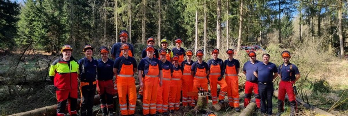 FW Wenden: Zwölf neue Motorkettensägenführer in der Feuerwehr Wenden