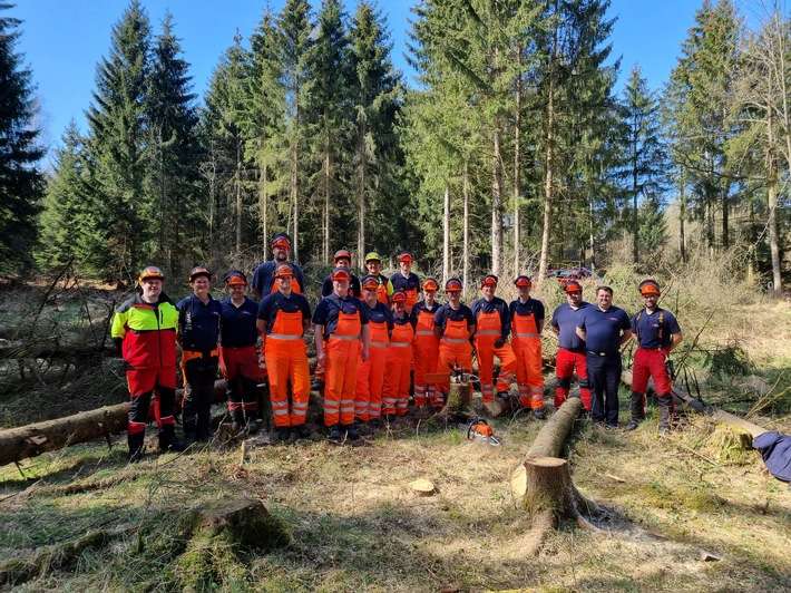 FW Wenden: Zwölf neue Motorkettensägenführer in der Feuerwehr Wenden