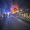 FW-EN: Zwei Pkw und Carport mit Gartenhütte durch Brand zerstört - Feuerwehr Wetter (Ruhr) verhindert Ausbreitung auf Wohngebäude
