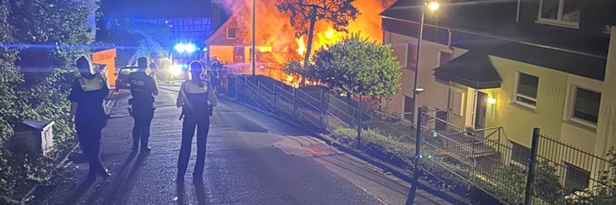 FW-EN: Zwei Pkw und Carport mit Gartenhütte durch Brand zerstört - Feuerwehr Wetter (Ruhr) verhindert Ausbreitung auf Wohngebäude