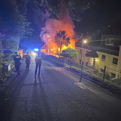 FW-EN: Zwei Pkw und Carport mit Gartenhütte durch Brand zerstört - Feuerwehr Wetter (Ruhr) verhindert Ausbreitung auf Wohngebäude