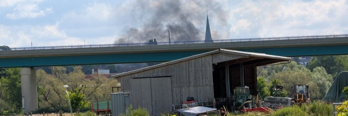 FW-EN: Wetter - Unterstützung Rettungsdienst am Sonntag und Fahrzeugbrand am Montag