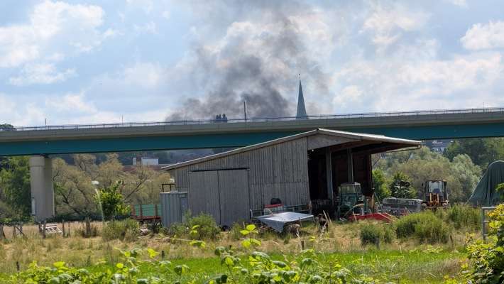 FW-EN: Wetter - Unterstützung Rettungsdienst am Sonntag und Fahrzeugbrand am Montag
