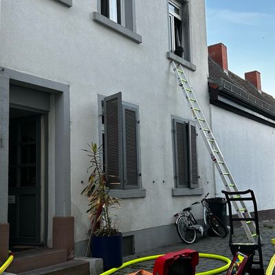 FW Speyer: Gebäudebrand mit Menschenrettung Eine Person verletzt