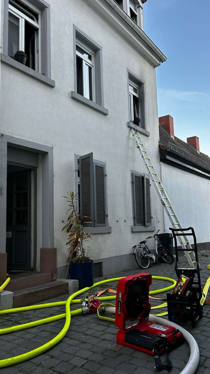 FW Speyer: Gebäudebrand mit Menschenrettung Eine Person verletzt