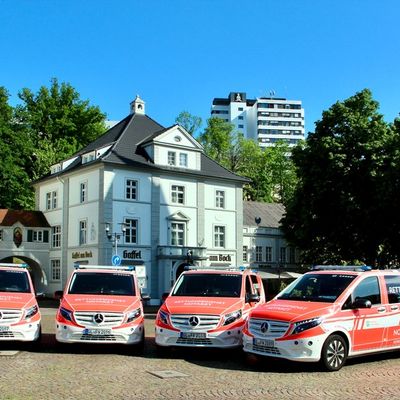 FW-GL: Feuerwehr Bergisch Gladbach stellt vier neue Notarzteinsatzfahrzeuge in Dienst - Moderne Technik für eine leistungsfähige Notfallversorgung
