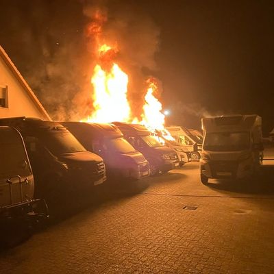 FW-ROW: Drei Wohnmobile bei Brand in Zeven vollständig ausgebrannt
