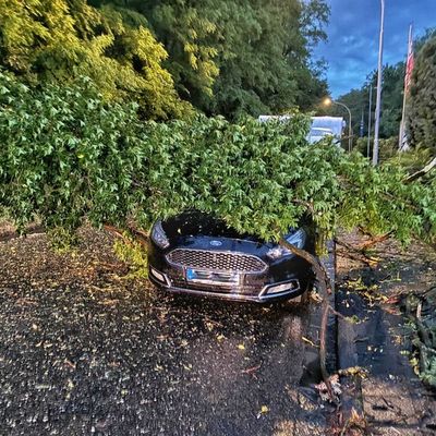 FW Grevenbroich: Erhebliche Sturmschäden in Grevenbroich-Neurath - Feuerwehr nach Gewitter im Dauereinsatz