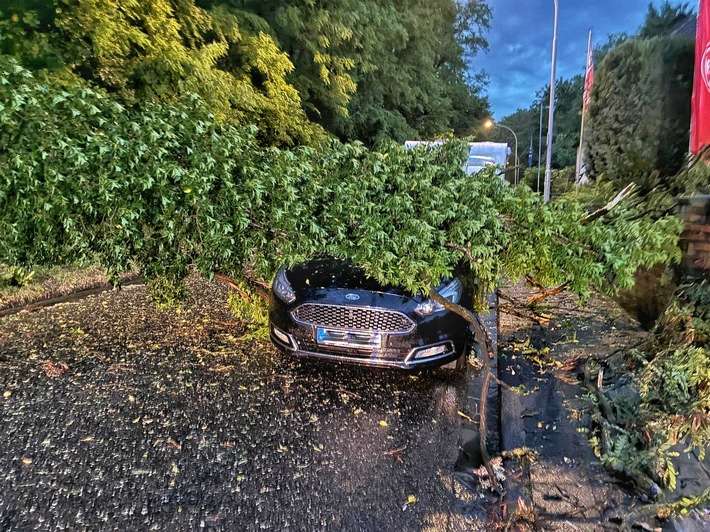 FW Grevenbroich: Erhebliche Sturmschäden in Grevenbroich-Neurath - Feuerwehr nach Gewitter im Dauereinsatz
