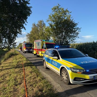 FW-AUR: Betriebsstoffe nach Verkehrsunfall ausgetreten