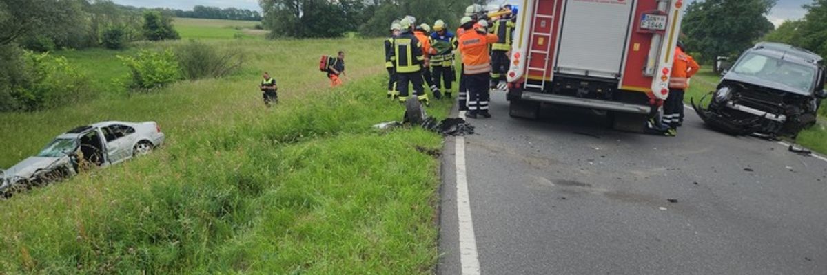 FW Lüchow-Dannenberg: +++ Schwerer Verkehrsunfall in Lüchow-Dannenberg +++ zwei PKW kollidieren frontal +++ Feuerwehr rettet eingeklemmten Fahrer +++