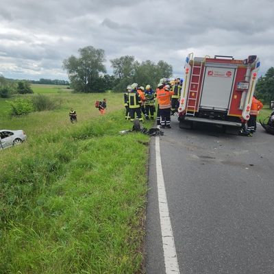 FW Lüchow-Dannenberg: +++ Schwerer Verkehrsunfall in Lüchow-Dannenberg +++ zwei PKW kollidieren frontal +++ Feuerwehr rettet eingeklemmten Fahrer +++