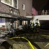 FW-E: Brand von Abfallcontainern greift auf Fassade über - 13 Personen aus Mehrfamilienhaus gerettet