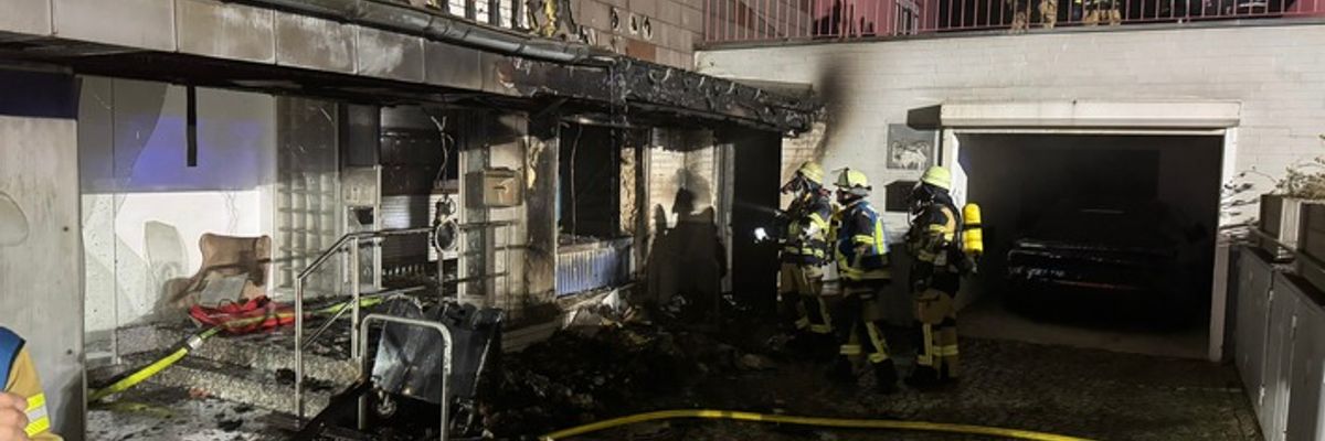 FW-E: Brand von Abfallcontainern greift auf Fassade über - 13 Personen aus Mehrfamilienhaus gerettet