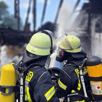 FW Lüchow-Dannenberg: +++ brennender Schuppen breitet sich auf Wohnhaus aus +++ Bewohner können sich unverletzt in Sicherheit bringen +++ Über 100 Feuerwehrleute im Einsatz +++