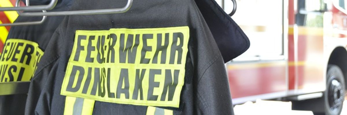 FW Dinslaken: Feuer Menschenleben in Gefahr