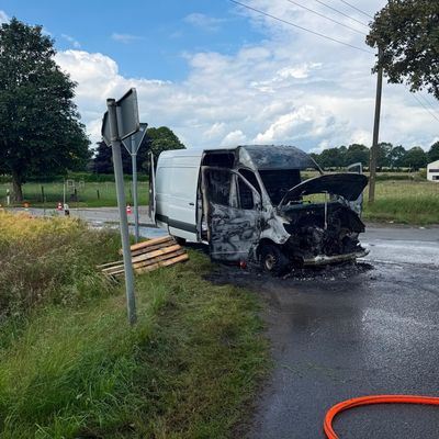 Feuerwehr Kalkar: Transporterbrand auf der Uedemer Straße in Kehrum