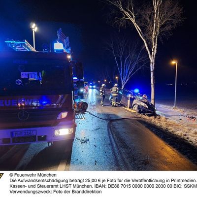 FW-M: Pkw prallt gegen Baum (Lochhausen)