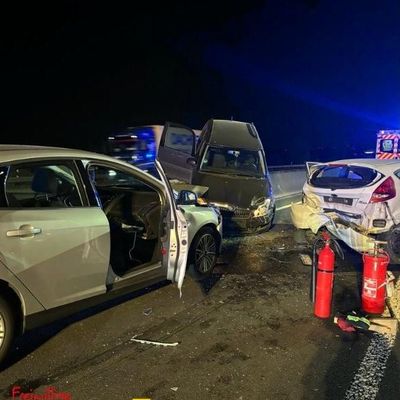 FW Frechen: Verkehrsunfall auf der A4 - Schweres Durchkommen für die Feuerweh