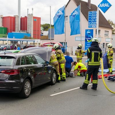 FW-MK: 3 lebensgefährlich Verletzte nach 2 Verkehrsunfällen