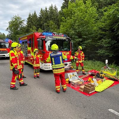 KFV Bodenseekreis: Feuerwehr rettet zwei Fahrzeuglenker aus Fahrzeugen nach schwerem Verkehrsunfall auf K7783