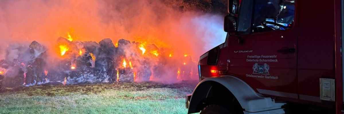 FW Osterholz-Scharm.: 10 Ortsfeuerwehren bekämpfen Brand von 500 Heuballen
