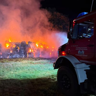 FW Osterholz-Scharm.: 10 Ortsfeuerwehren bekämpfen Brand von 500 Heuballen
