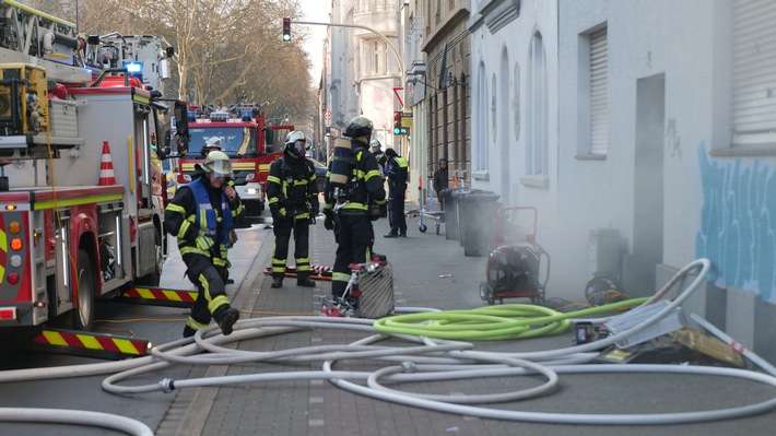 FW-DO: Verrauchte Wohnungen durch Kellerbrand