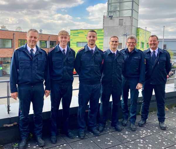 FW Ratingen: Ernennung von zwei Brandmeisteranwärtern und einem Brandoberinspektoranwärter