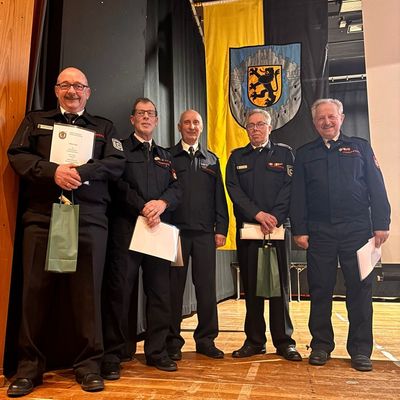 FW Bergheim: Ehrungen und Beförderungen zur Jahreshauptversammlung der Feuerwehr Bergheim Zahlreiche ehrenamtliche Mitglieder gewürdigt - Führungswechsel an der Spitze und in den Einheiten