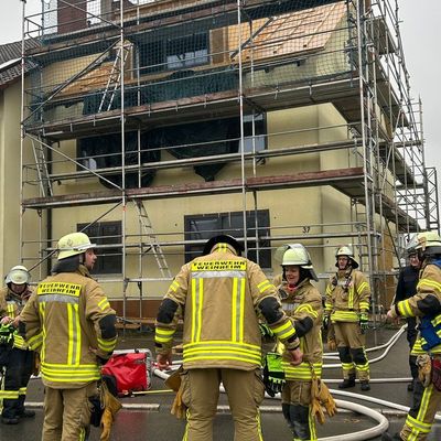 FW Weinheim: Realitätsnahe Einsatzübung in Lützelsachsen. Feuerwehr trainiert Brandeinsatz in Mehrparteienhaus