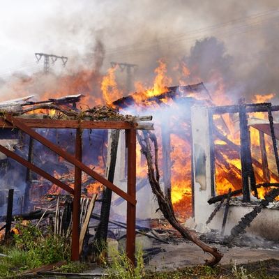 FW Neumünster: Feuerwehr Neumünster im Großeinsatz: Mehrere Gartenlauben in Vollbrand, schwierige Wasserversorgung erschwert Löscharbeiten