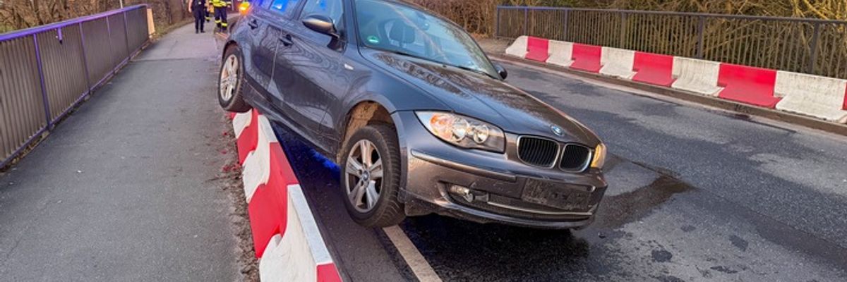 FW Flotwedel: Fahrzeug kollidiert mit Straßenleitwand bei Oppershausen