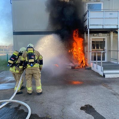 FW Lehrte: Feuer unter Schulcontainer
