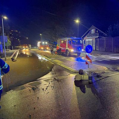 FW Bergheim: Wasserrohrbruch in Quadrath-Ichendorf - Trinkwasserversorgung wiederhergestellt Mehrere Keller vollgelaufen - Feuerwehr bis in die Nacht im Einsatz