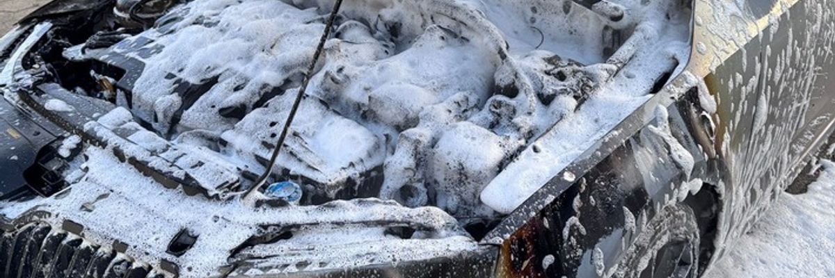 FW Porta Westfalica: 27.12.2025 - Eisbergen: Brand eines PKW vor einer Garage schnell gelöscht