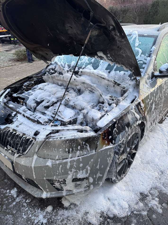 FW Porta Westfalica: 27.12.2025 - Eisbergen: Brand eines PKW vor einer Garage schnell gelöscht