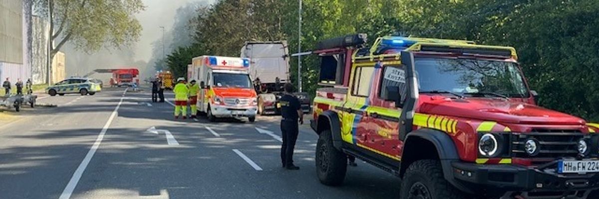 FW-MH: FW-MH: Folgemeldung zum Großbrand an der Ruhrorter Straße - Nachlöscharbeiten dauern bis in die Nacht an